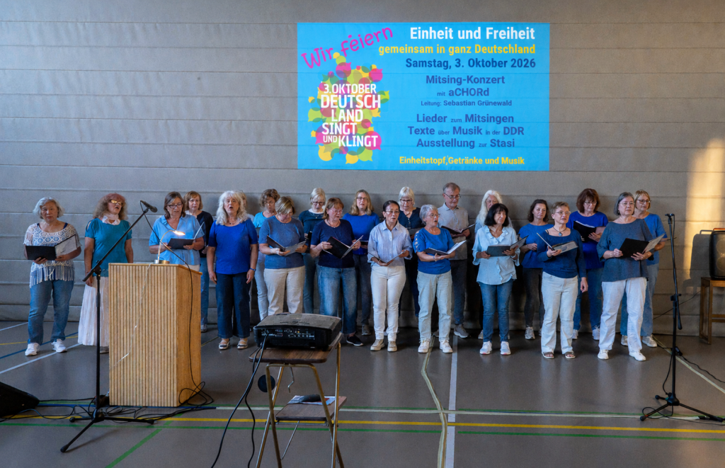 Chorprobe mit farbenfroher Konzertprojektion